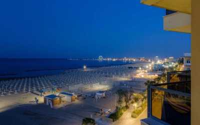 Obóz młodzieżowy, Rimini h. Crown*** - obóz Chill out Zone ze zwiedzaniem Rzymu i San Marino - wylot z Warszawy Hotel Crown***, 8 dni 13-17 lat